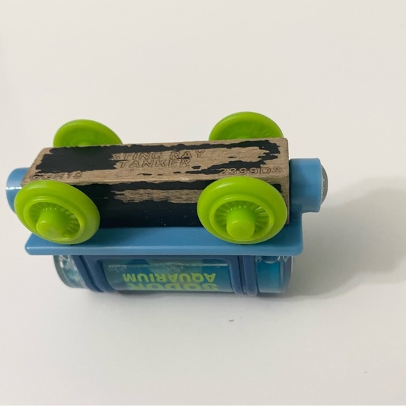 Thomas & Friends Wooden Sodor Aquarium Train Sting Ray Tanker - Picture 11 of 13